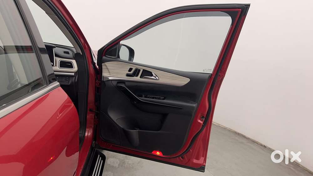 Mahindra Xuv700 2.0 Ax 7 Petrol At Luxury Pack Str, 2021, Petrol