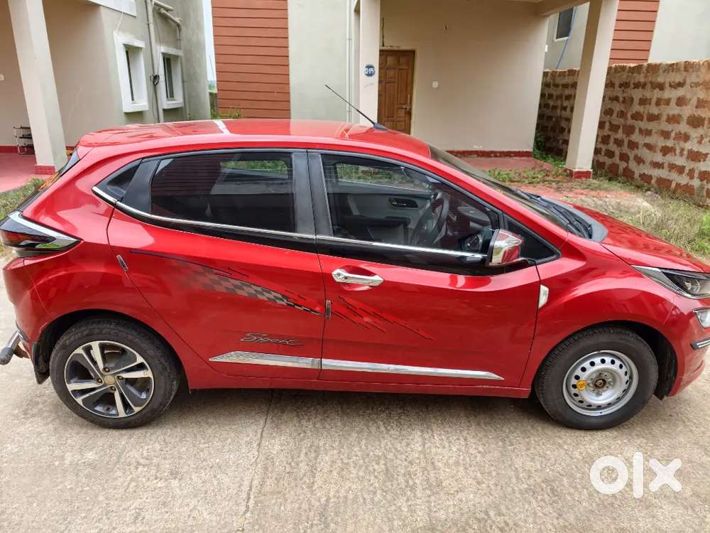 Tata Altroz Xz 1.2 Petrol Dct (2023) - Downtown Red