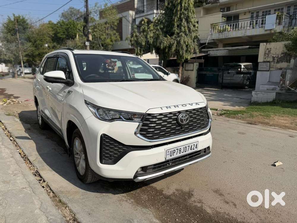 Toyota Innova Hycross 2025