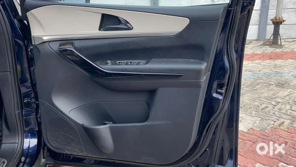 Mahindra Xuv700 2.0 Ax 5 Petrol At Str, 2022, Petrol