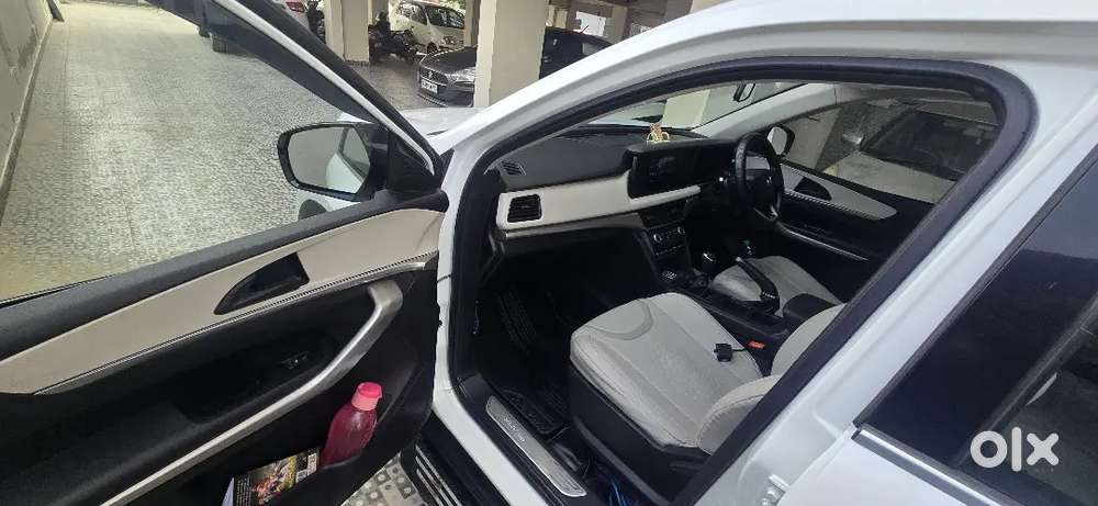 Mahindra Xuv700 Mx Mt 5-seater  1st Owner  27,000 Km  Excellent Con