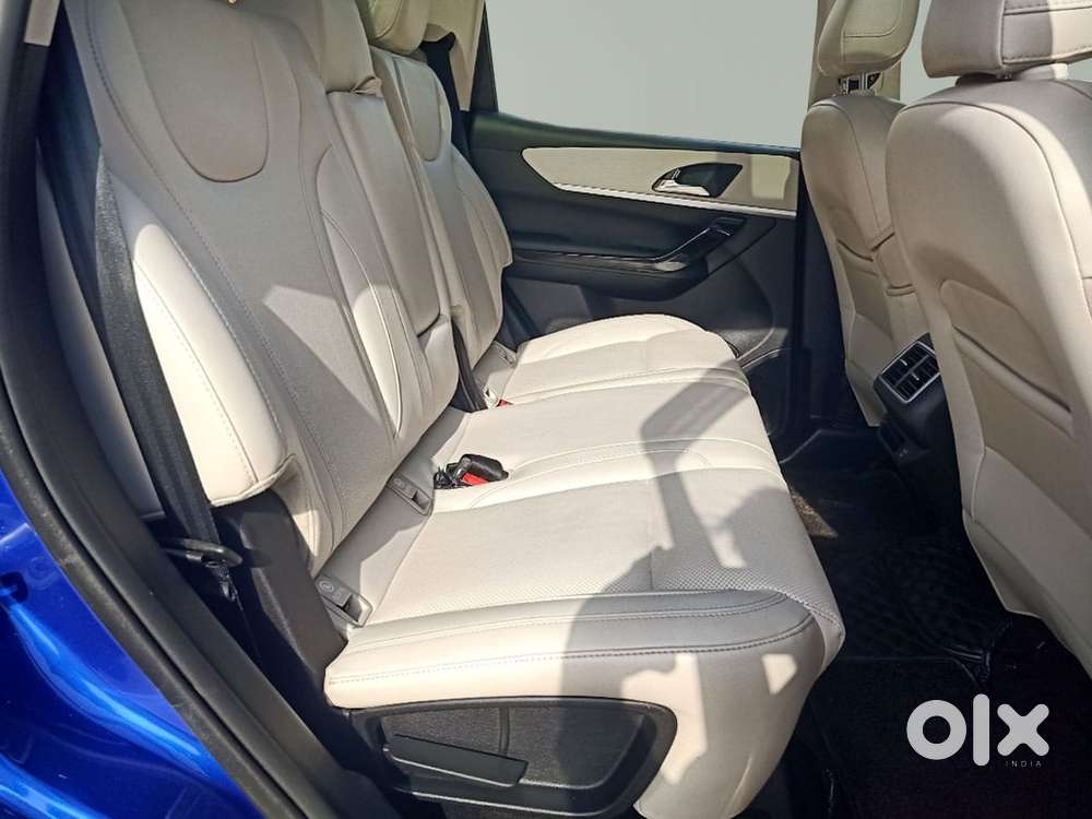 Mahindra Xuv700 2.0 Ax 7 Petrol At Str, 2023, Petrol