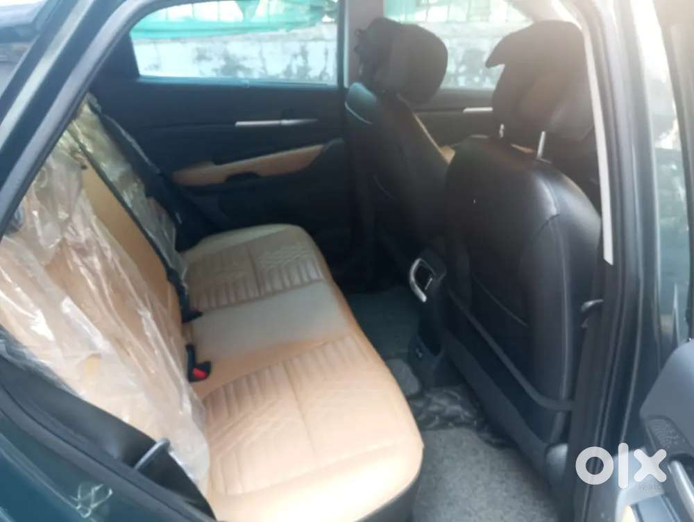 Very Luxuryious Car With Sunroof And Alloy Wheels