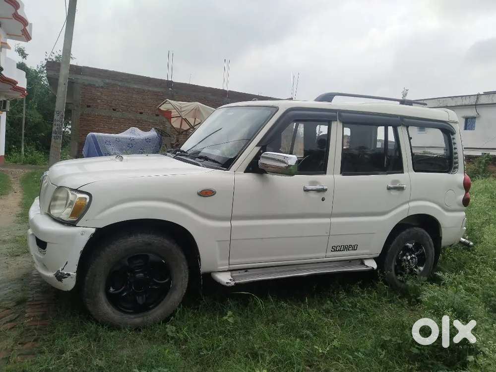 Mahindra Scorpio 2010 कोचस के पास है
