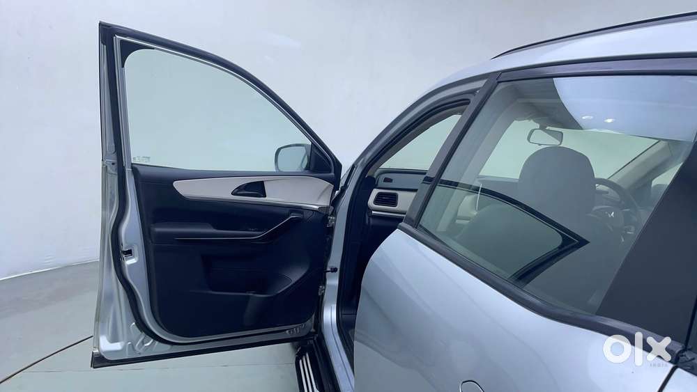 Mahindra Xuv700 2.0 Ax 5 Petrol Mt Str, 2021, Petrol