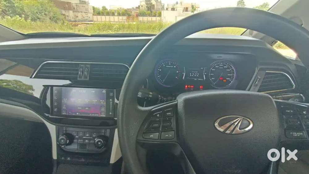 Mahindra Marazzo White M 8 Top Model