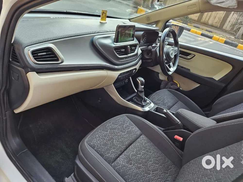 Tata Altroz Xza+( S ) Automatic Sunroof 2023