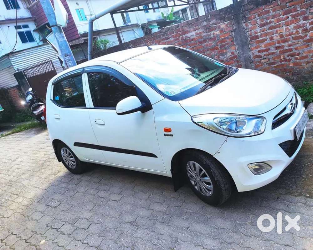 Hyundai I10 Sportz (2016) Petrol Showroom Condition Lady Owner .