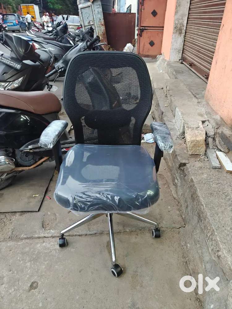 Used office chairs available in low price