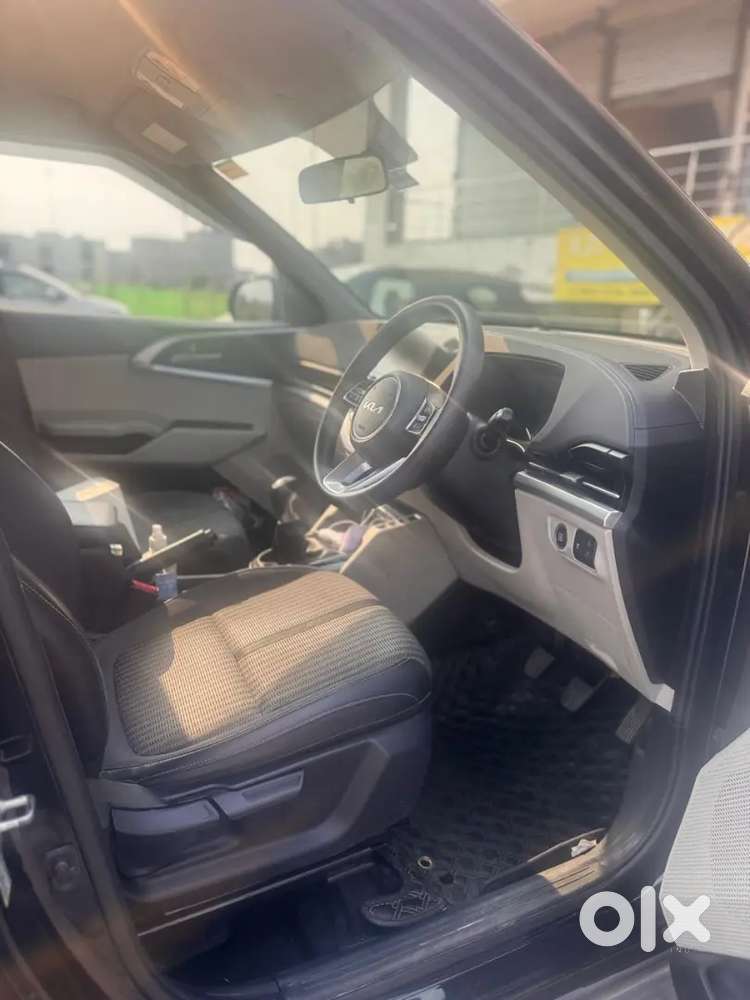 Kia Carens 2022 Diesel Well Maintained Black Color. Single Owner.