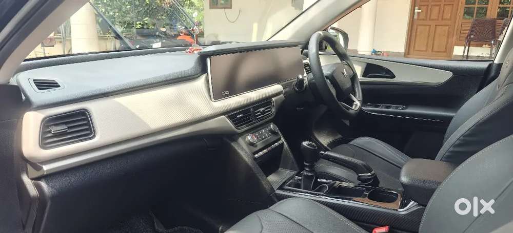 Xuv 700 Ax5 Midnight Black