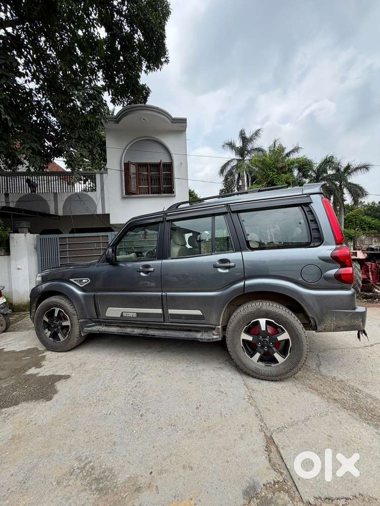 Mahindra Scorpio Classic S11 7 Seater Captain Seats, Dark Grey Colour.