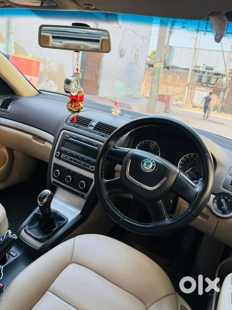 Skoda Laura Elegance 2012 Km Driven 100000
