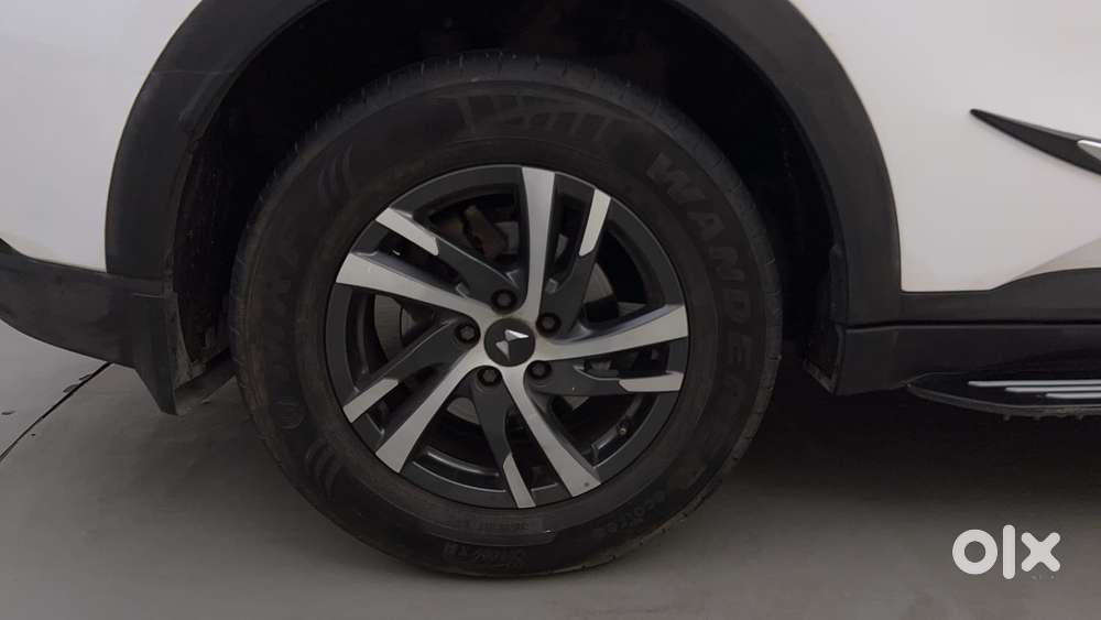Mahindra Xuv700 2.0 Ax 5 Petrol Mt 7 Str, 2023, Petrol