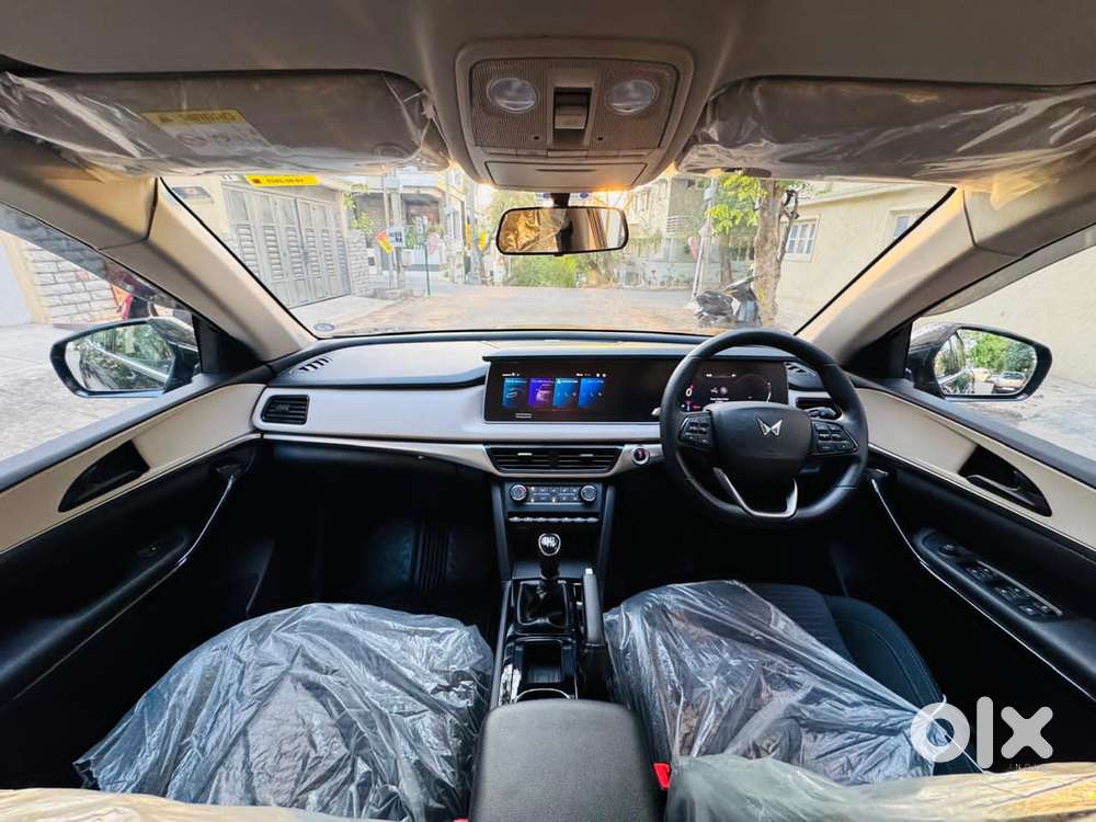 Mahindra Xuv700 2.2 Ax 5 Diesel At 7 Str, 2025, Diesel