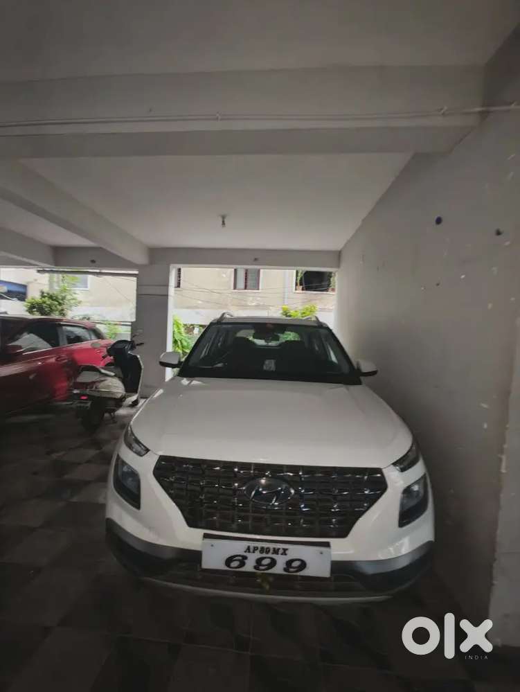 Hyundai Venue 2022 Petrol 35000 Km Driven