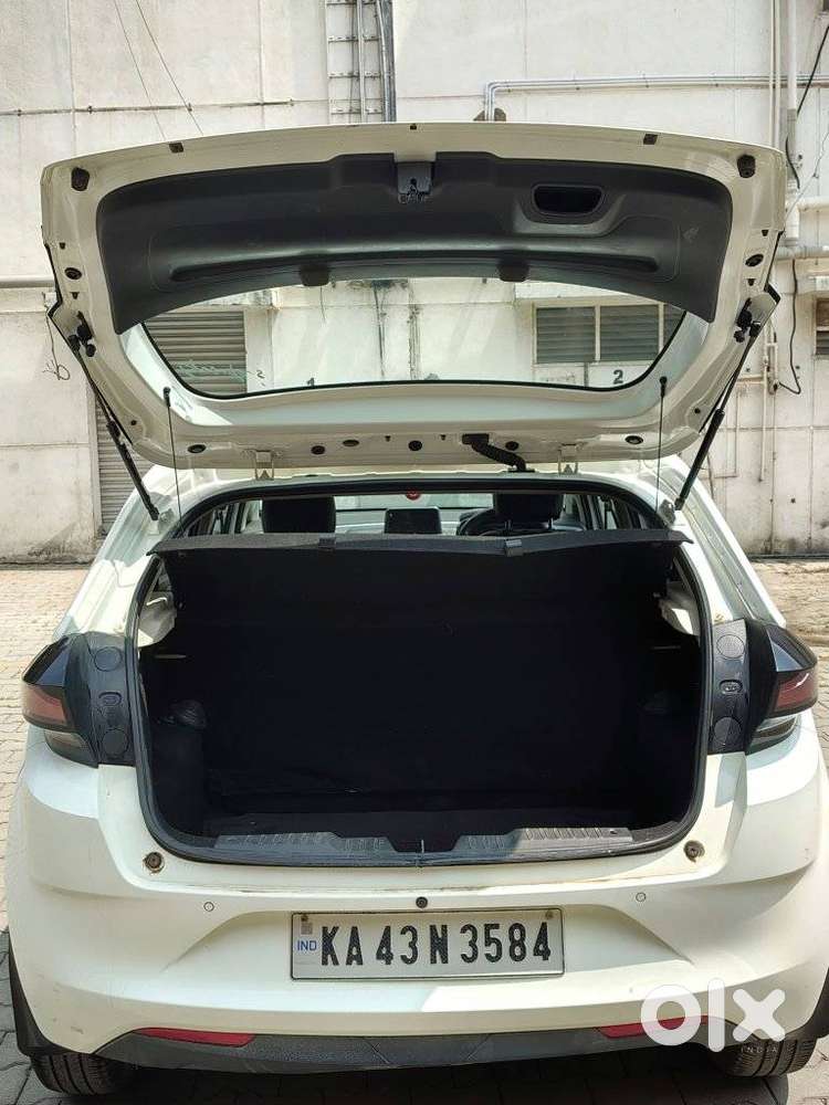 Tata Altroz 1.2 Xm Plus, 2023, Petrol