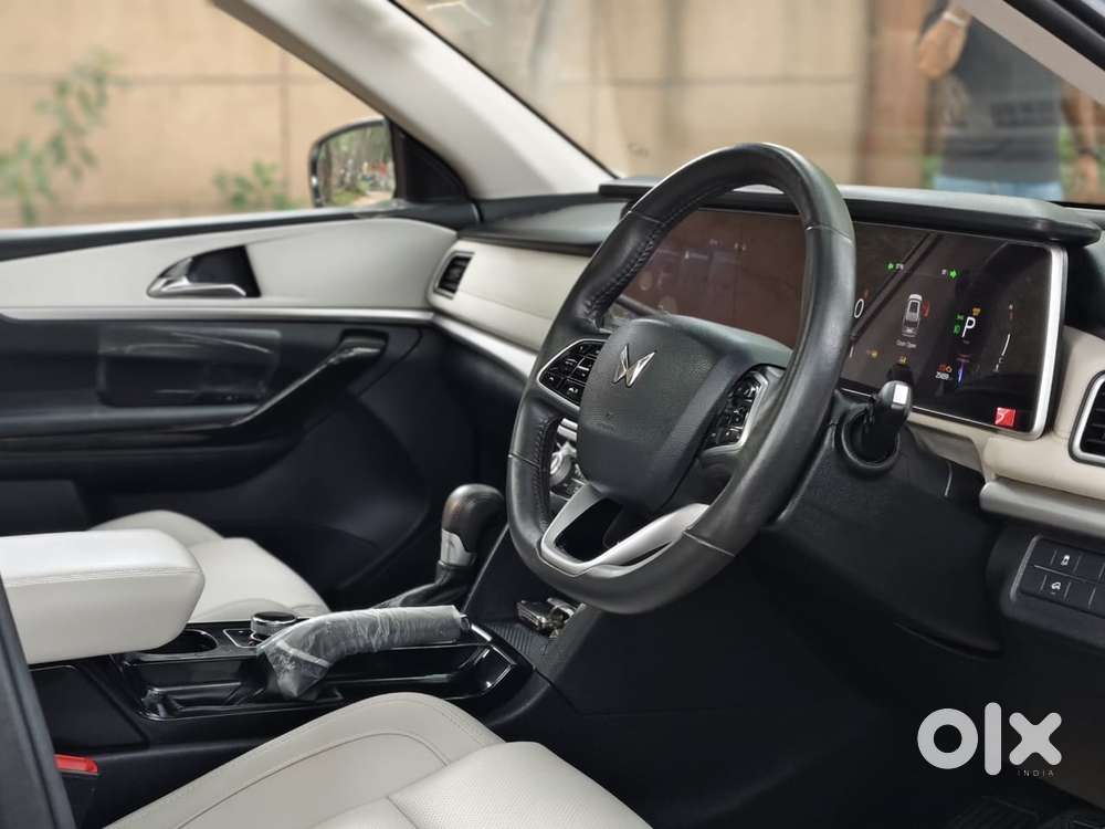 Mahindra Xuv700 2.0 Ax 7 Petrol At Str, 2022, Petrol