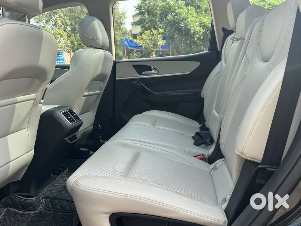 Mahindra Xuv700 2.0 Ax 7 Petrol At Luxury Pack Str, 2025, Petrol