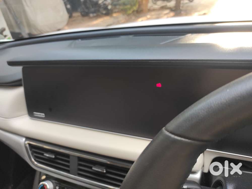 Mahindra Xuv700 2.0 Ax 7 Petrol Mt Str, 2025, Petrol