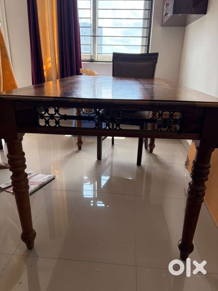 Hardly used and strong dining table and cushion chairs for sale