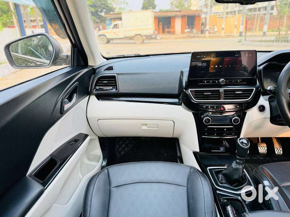 Mahindra Xuv 3xo Ax5 Pm Mt, 2026, Petrol