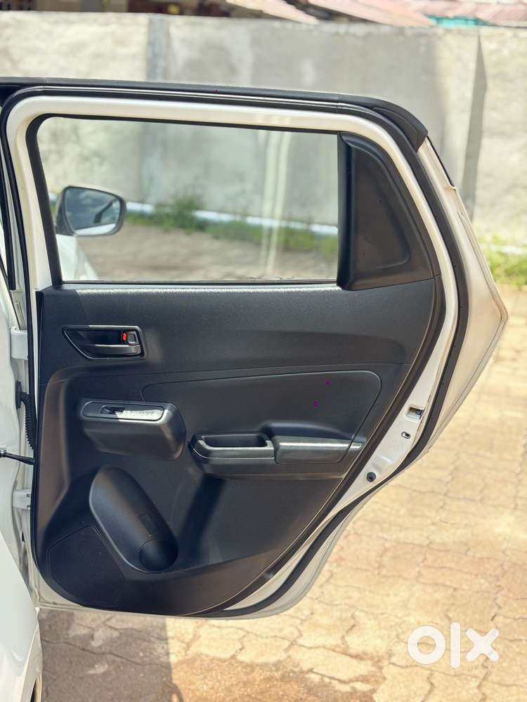 Maruti Suzuki Swift 1.2 Lxi (o), 2024, Petrol