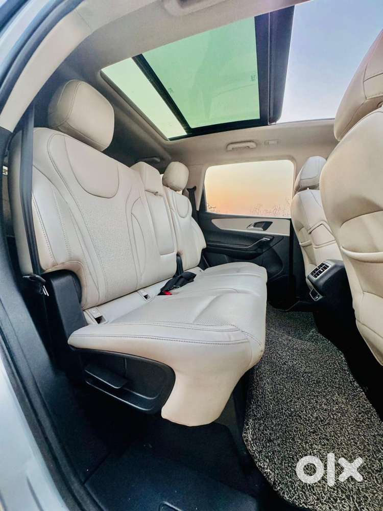 Mahindra Xuv700 2.0 Ax 7 Petrol At Str, 2022, Petrol