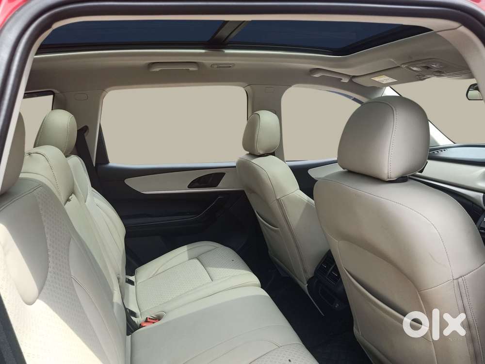 Mahindra Xuv700 2.0 Ax 5 Petrol Mt 7 Str, 2022, Petrol