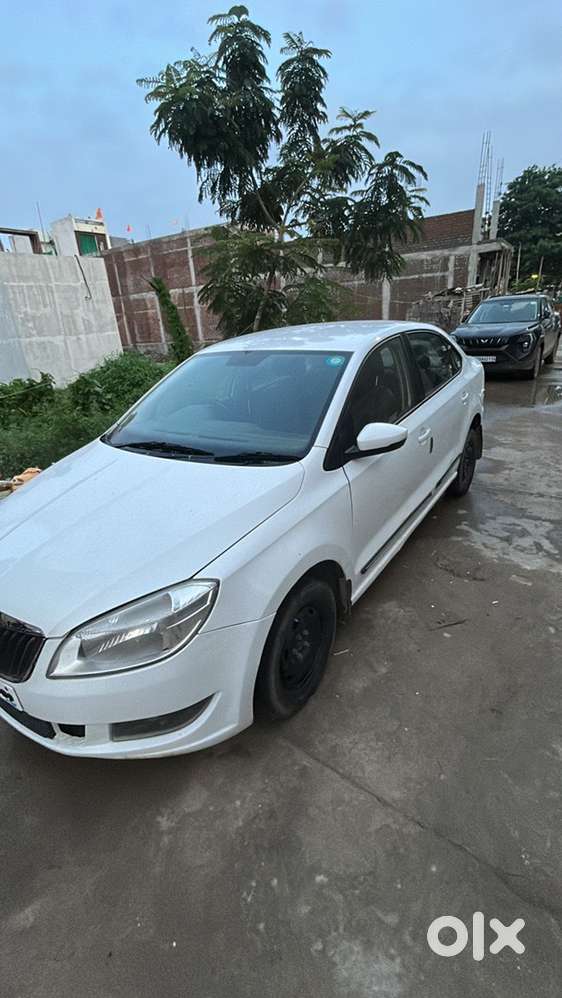Skoda Rapid Petrol 2016