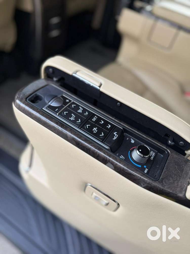 Toyota Vellfire 2.5 Executive Lounge, 2022, Cng & Hybrids