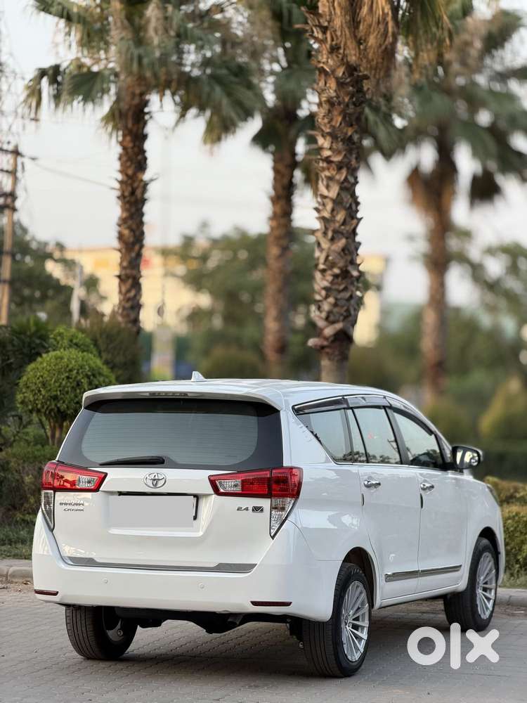 Toyota Innova Crysta 2.4 V 8 Str, 2016, Diesel
