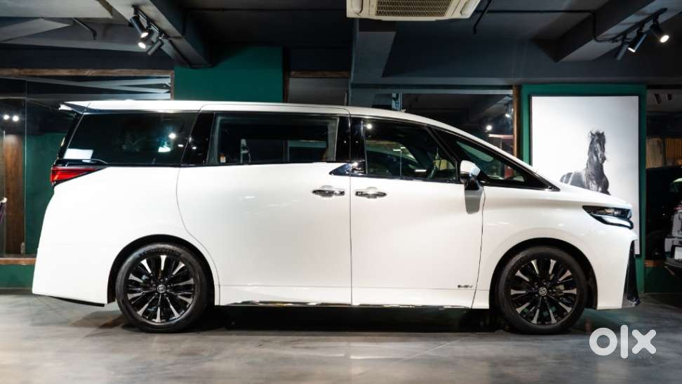 Toyota Vellfire Vip – Executive Lounge, 2025, Petrol