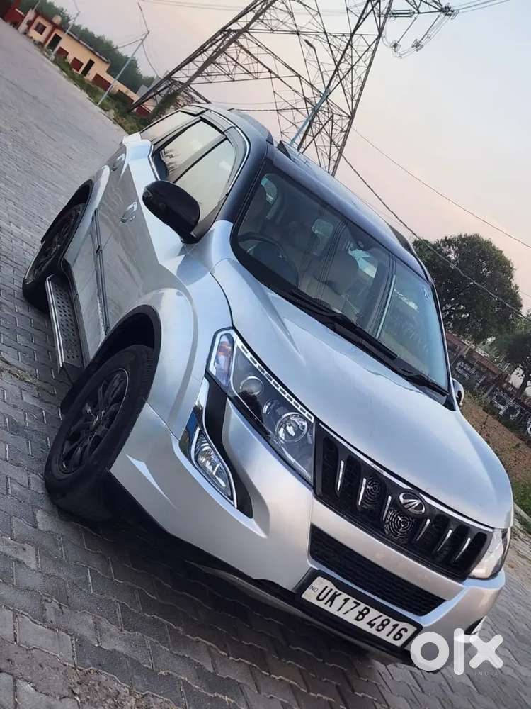 Mahindra Xuv W10 
Sunroof 
Electronic Seats 
Ac
Power Windows