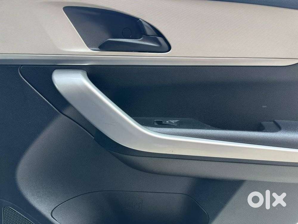 Mahindra Xuv700 2.0 Ax 3 Petrol Mt 5 Str, 2022, Petrol