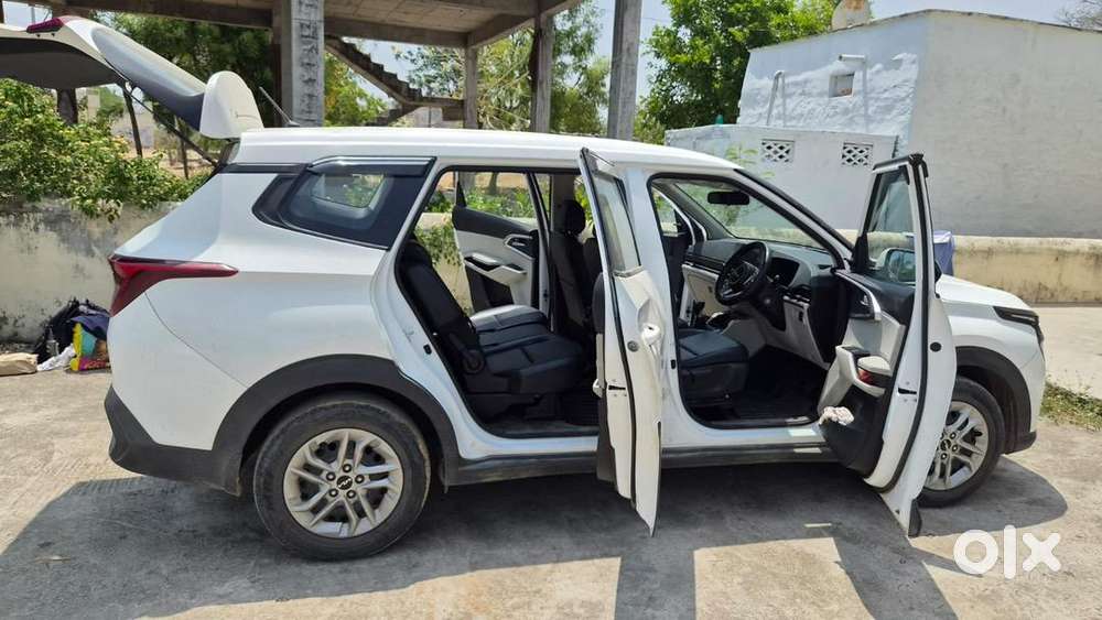 Kia Carens 2024 Petrol Well Maintained
