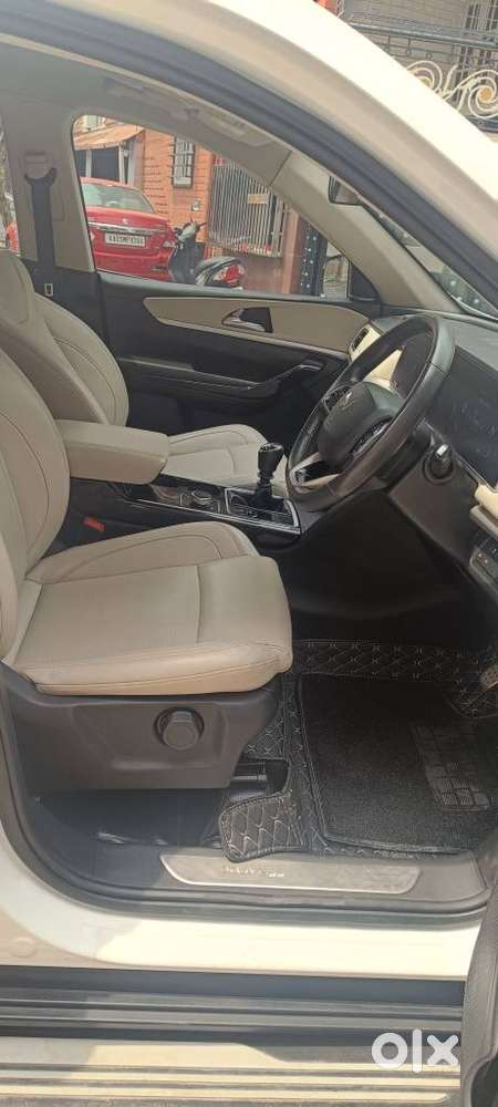 Mahindra Xuv700 2.2 Ax 7 Diesel Mt Luxury Pack Str, 2022, Diesel