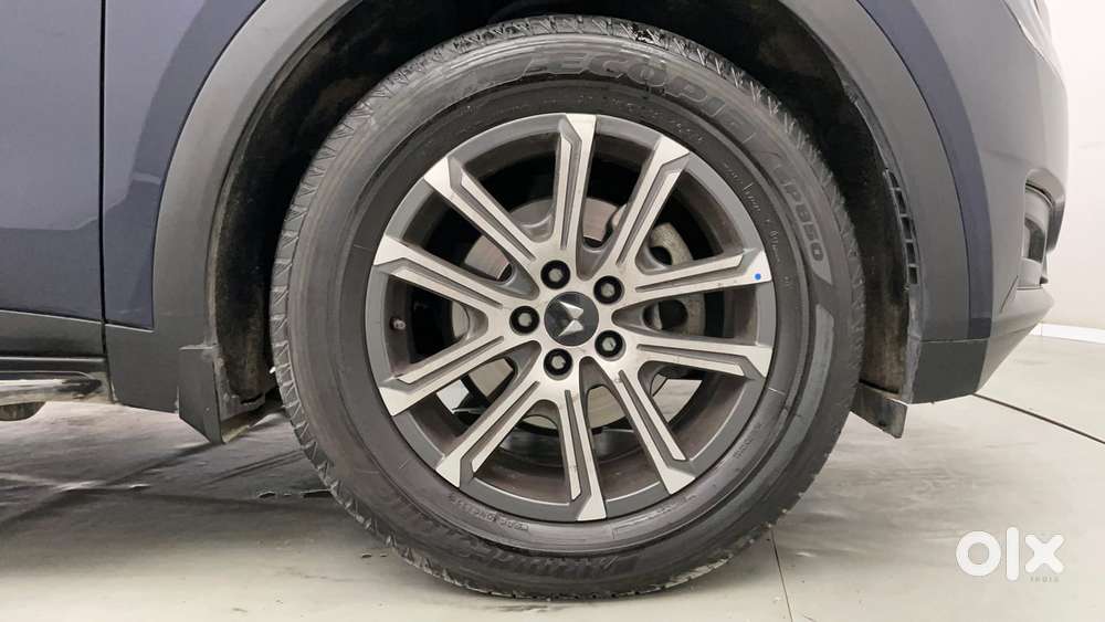 Mahindra Xuv700 2.0 Ax 7 Petrol At Luxury Pack Str, 2025, Petrol