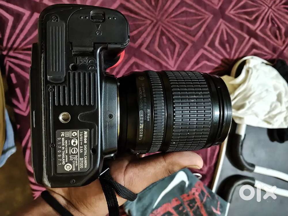 Nikon D7000 with 18 105 mm lens with battery charger