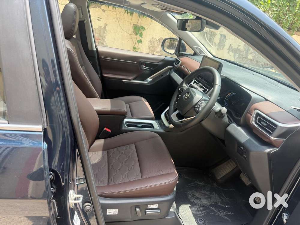 Toyota Innova Hycross 2.0 Zx (o) Hybrid 7 Str, 2025, Petrol