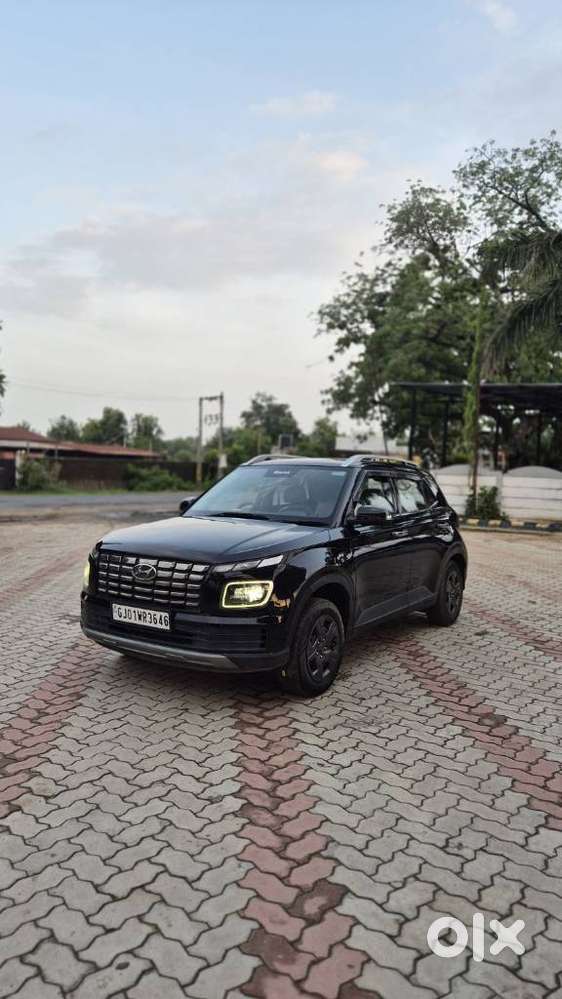 Hyundai Venue S(o) Knight Edition Mt, 2024, Cng & Hybrids