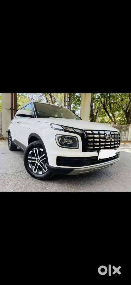 Hyundai Venue 2024 Petrol Well Maintained