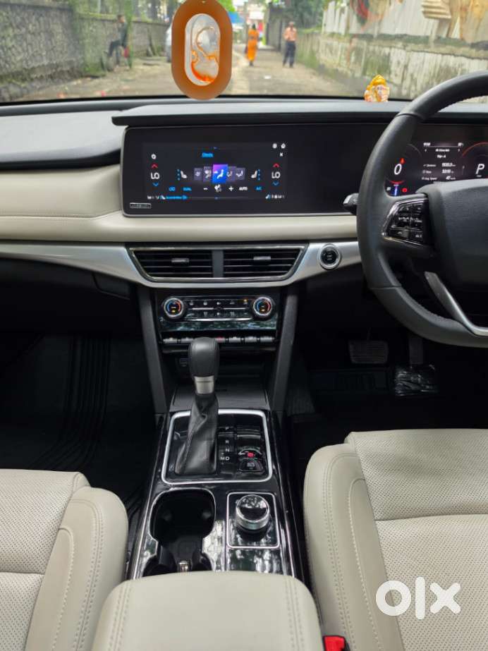 Mahindra Xuv700 2.2 Ax 7 Diesel At Luxury Pack Str Awd, 2025, Diesel