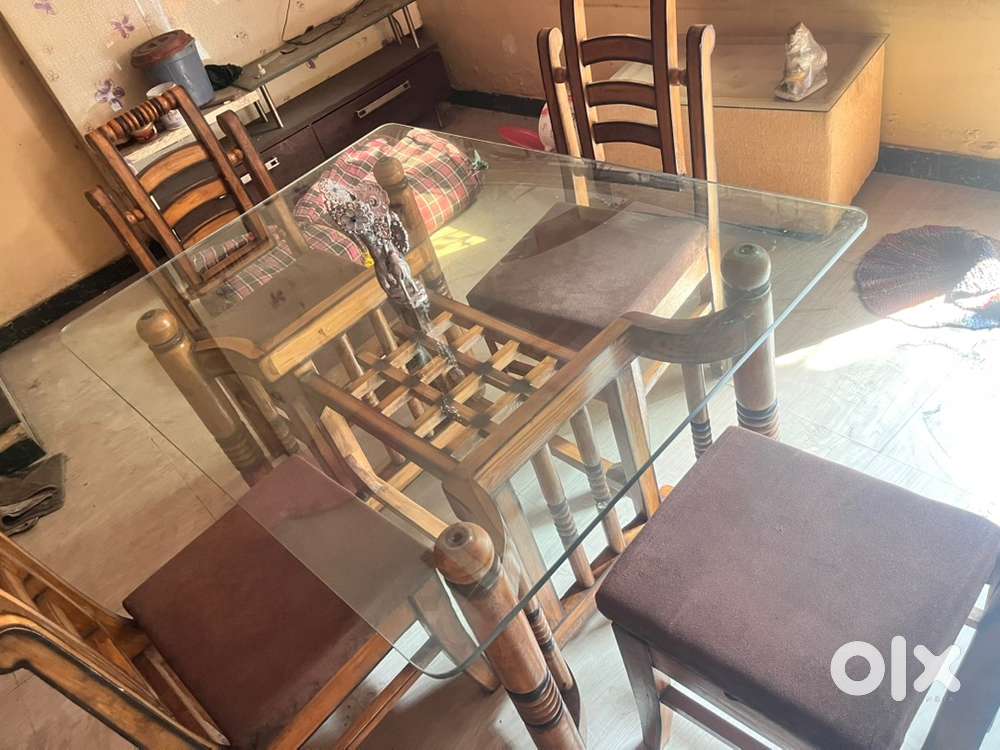 Kaanch ki top wali lakdi ki dining table 4 kursiyon sahit