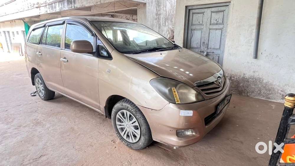 Innova Petrol Cng 8seater Fully Functional Car