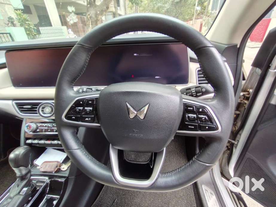 Mahindra Xuv700 2.0 Ax 7 Petrol Mt Str, 2023, Petrol