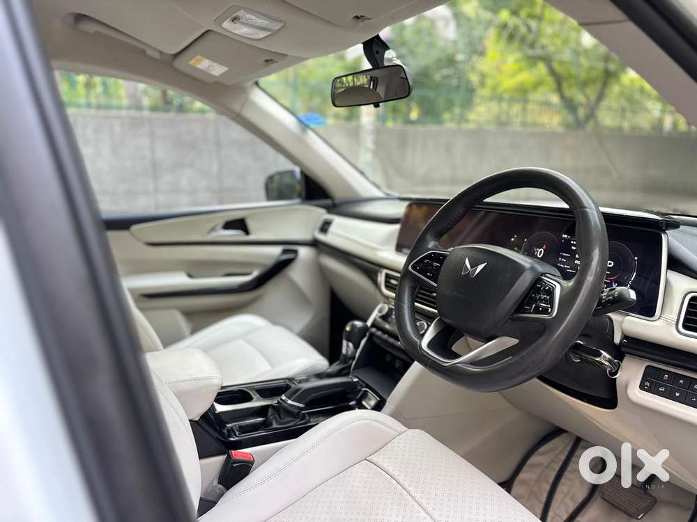 Mahindra Xuv700 2.0 Ax 3 Petrol At 5 Str, 2022, Petrol