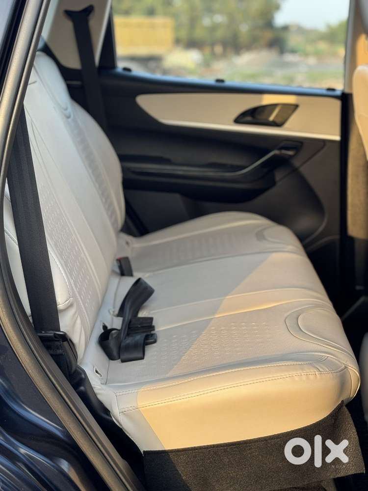 Mahindra Xuv700 Ax 5 Petrol Mt Str (e), 2022, Petrol
