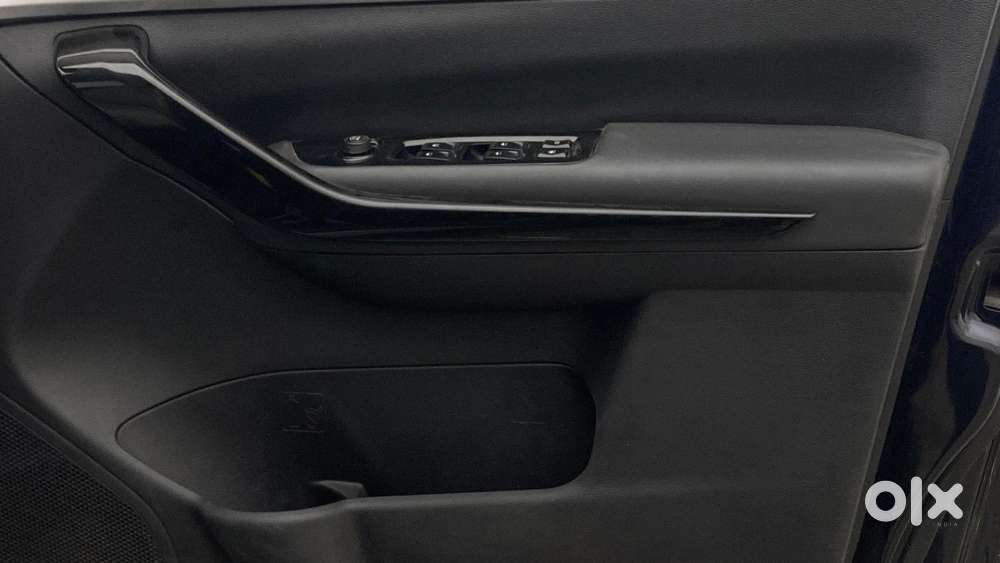 Mahindra Xuv700 2.0 Ax 3 Petrol At 5 Str, 2023, Diesel