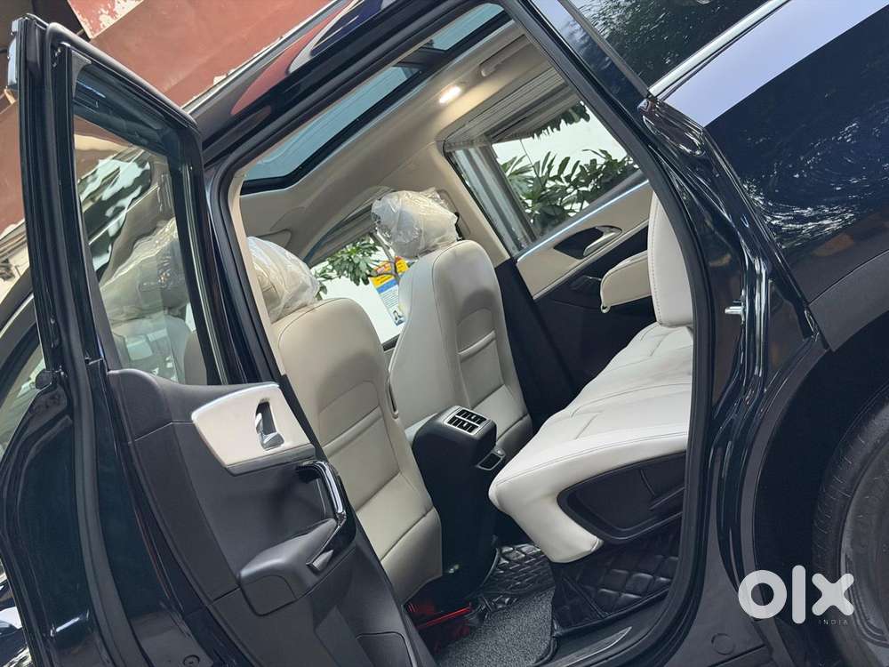 Mahindra Xuv700 Ax7 Luxury Pack Awd, 2025, Petrol